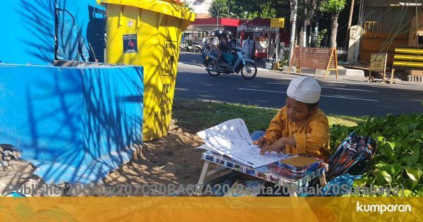 Sang Ibu Jualan Koran Si Anak Belajar di Pinggir Jalan 